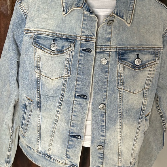 LuLaRoe Light Wash Denim Jacket size Large - Picture 3 of 6